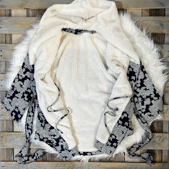 EUC. Lilka {Anthro} Textured Navy Blue & Cream Bathrobe + Pocket | XS · Small - Picture 3 of 15